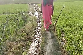 खेत मे खुले आम चुदवा रही राधिका भाभी