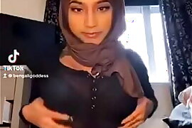 Barely legal teen shows off her tits
