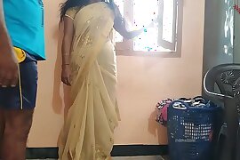 चौकीदार के साथ सेक्स किया मम्मी ने अकेले