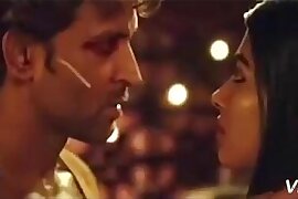 Hrithik Roshan and Pooja Hegde Hot Kiss In Mohenjo Daro